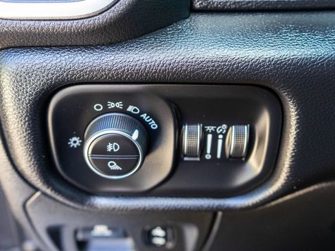 Used 2019 RAM 1500 Laramie AWD/4WD image 17