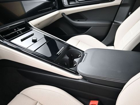 Used 2025 Porsche Panamera image 21