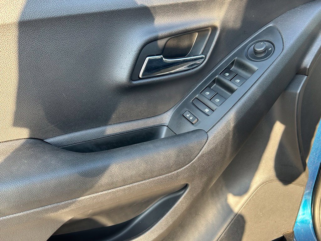 Used 2020 Chevrolet Trax LT w/ LT Convenience Package FWD image 19