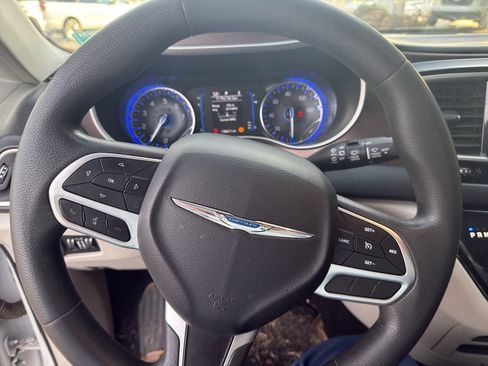 Used 2017 Chrysler Pacifica Touring Plus w/ Security Group image 10