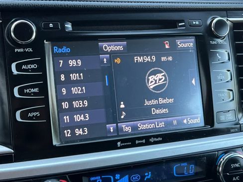 Used 2018 Toyota Highlander SE FWD image 23