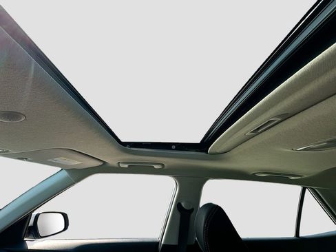 Used 2023 Hyundai Venue SEL FWD image 16