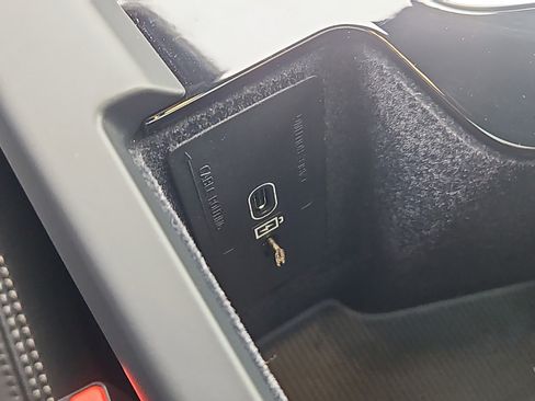 Used 2025 Volvo XC60 B5 Ultra image 11