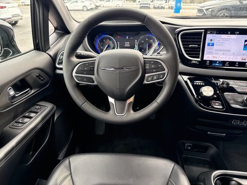 Used 2025 Chrysler Pacifica Select image 16