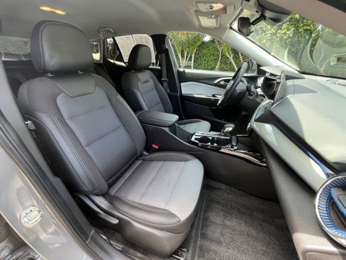 Used 2025 Chevrolet Trax LT w/ LT Convenience Package image 35