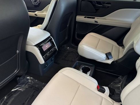New 2026 Lincoln Aviator AWD w/ Jet Appearance Package image 9
