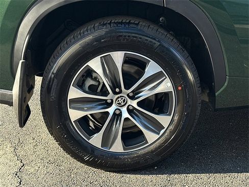 Certified 2025 Toyota Highlander XLE image 9