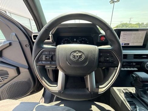 Used 2025 Toyota Tacoma TRD Sport AWD/4WD image 17