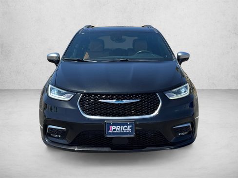 Used 2021 Chrysler Pacifica Pinnacle FWD image 2