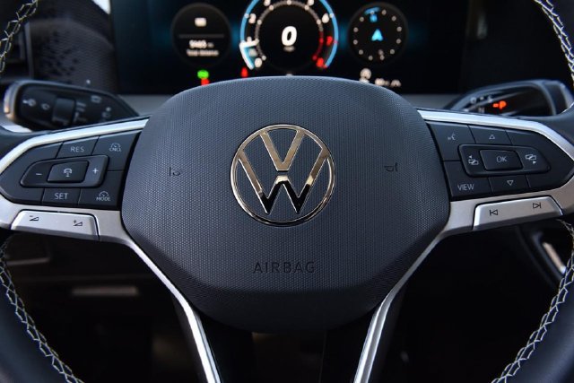 Used 2025 Volkswagen Tiguan SE AWD/4WD image 18