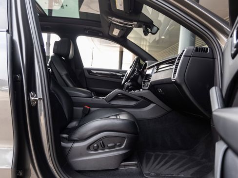 Used 2022 Porsche Cayenne AWD/4WD image 41