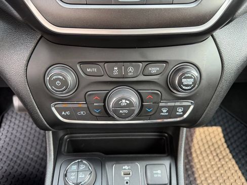 Used 2021 Jeep Cherokee Trailhawk w/ Trailer Tow Group AWD/4WD image 23
