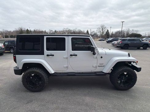 Used 2017 Jeep Wrangler Unlimited Sahara w/ Dual Top Group AWD/4WD image 5