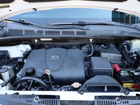 Used 2018 Toyota Sienna SE w/ SE Preferred Package FWD image 16