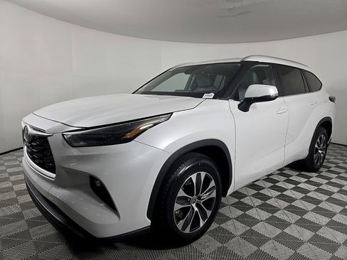Used 2023 Toyota Highlander XLE image 2
