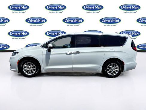 Used 2023 Chrysler Pacifica Touring-L FWD image 4