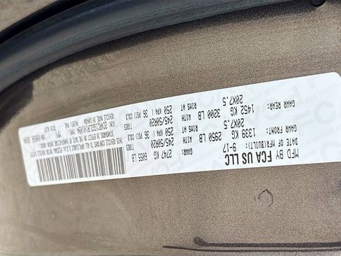 Used 2018 Chrysler Pacifica Limited w/ Tire & Wheel Group image 34