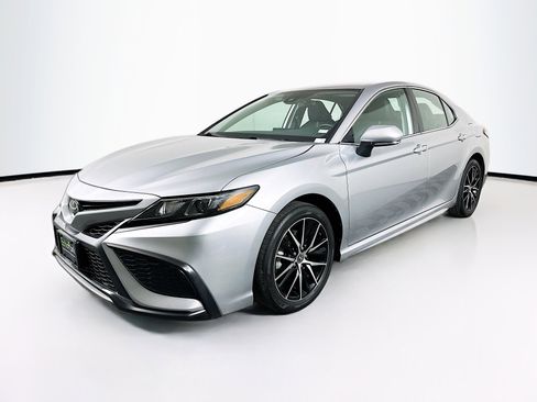 Used 2024 Toyota Camry SE FWD image 3