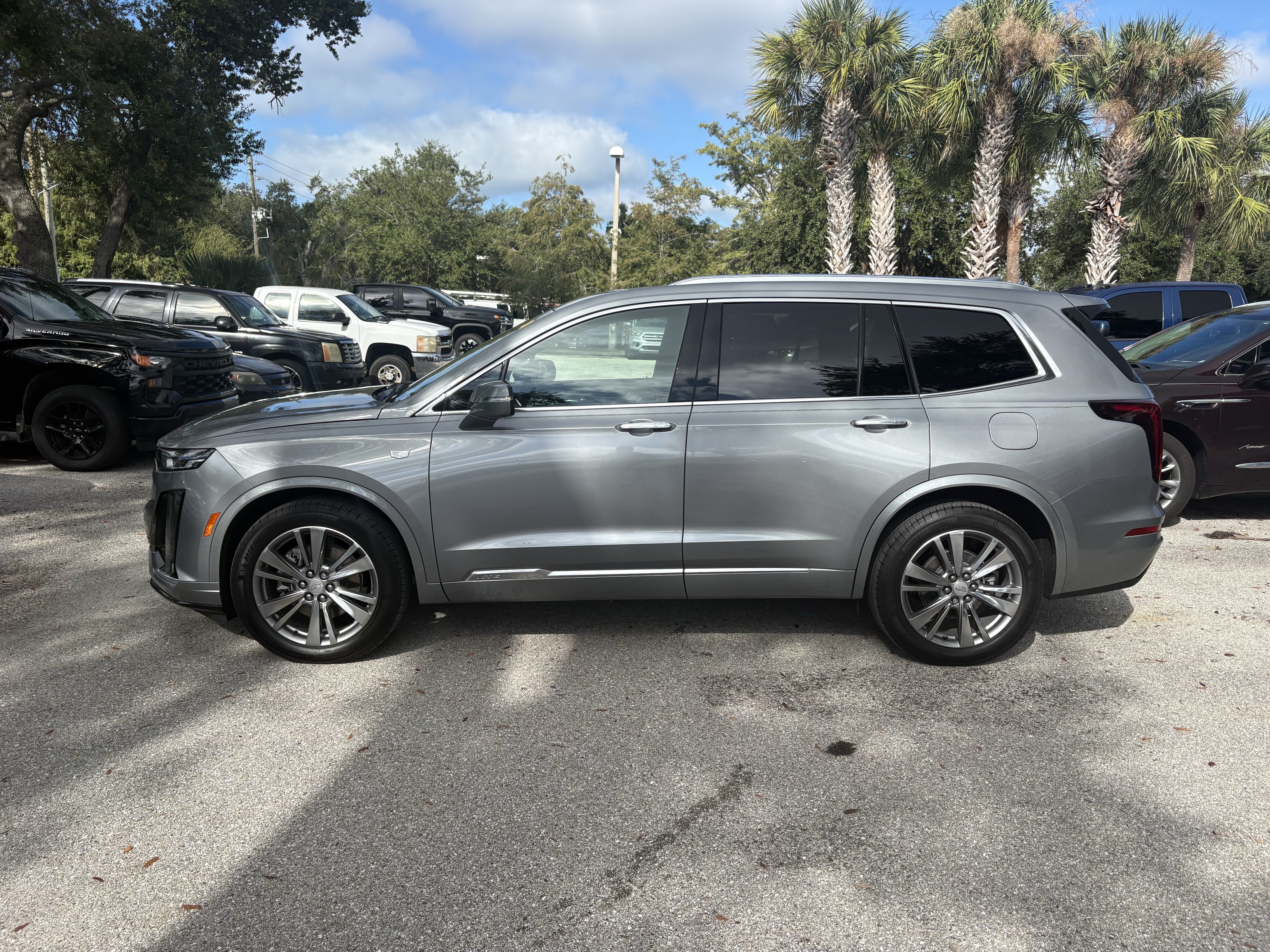 Used 2025 Cadillac XT6 Premium Luxury FWD image 4