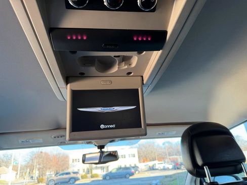 Used 2015 Chrysler Town & Country Touring-L w/ Driver Convenience Group image 11