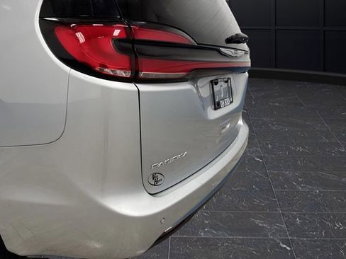 Certified 2023 Chrysler Pacifica Touring-L image 33