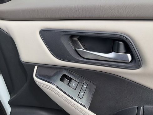 Used 2025 Nissan Rogue SV image 11