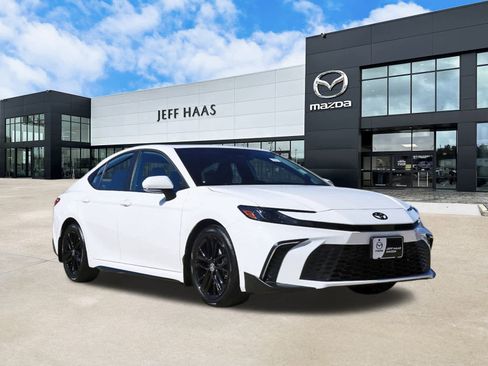 Used 2026 Toyota Camry SE image 4