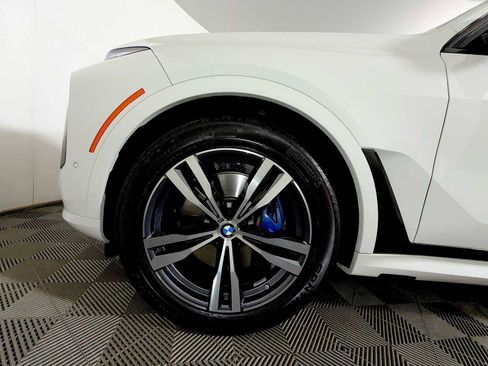 Used 2025 BMW X7 M60i w/ Climate Comfort Package image 8