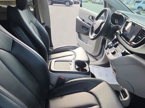 Used 2024 Chrysler Pacifica Touring-L FWD image 21