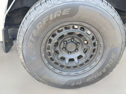 Used 2024 Nissan Frontier SV RWD image 27