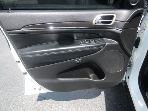 Used 2017 Jeep Grand Cherokee Limited AWD/4WD image 26