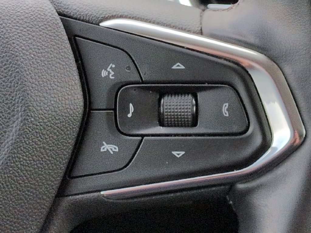 Used 2025 Chevrolet Trax LT w/ LT Convenience Package FWD image 21