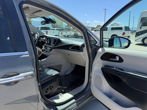 Used 2023 Chrysler Pacifica Limited FWD image 25
