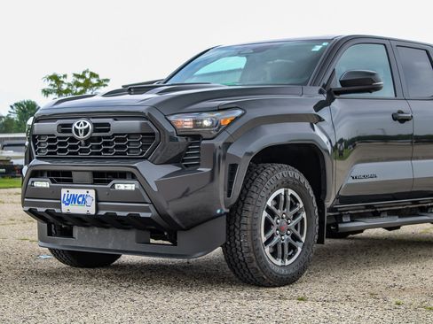 Used 2024 Toyota Tacoma TRD Sport w/ TRD Sport Premium Package AWD/4WD image 21