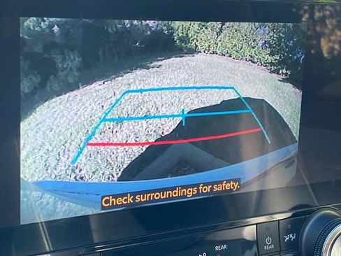 Used 2023 Toyota Highlander XLE AWD/4WD image 25