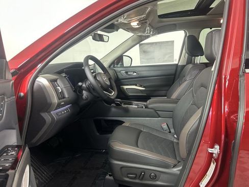 Used 2024 Nissan Pathfinder Platinum w/ Cargo Package AWD/4WD image 25