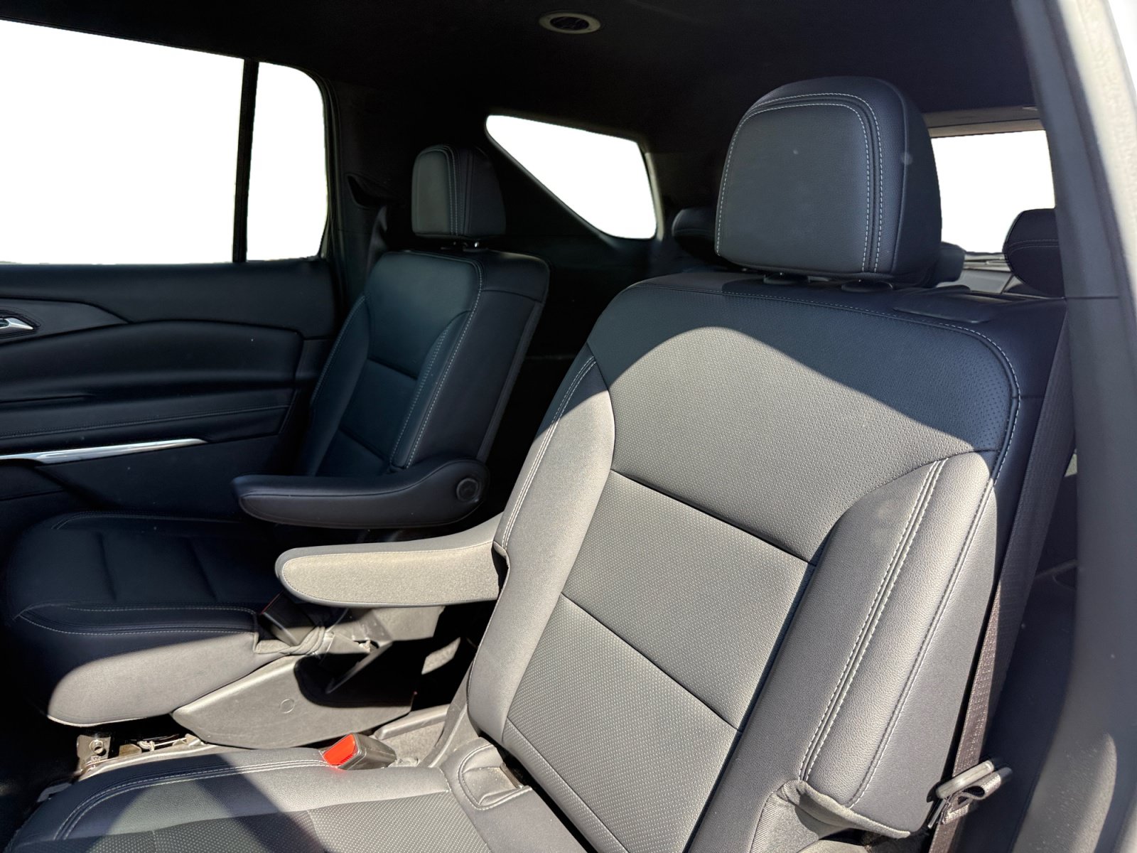 Used 2025 Chevrolet Traverse LT FWD image 16