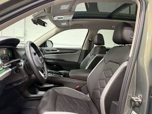Used 2025 Volkswagen Atlas Peak Edition SE AWD/4WD image 16