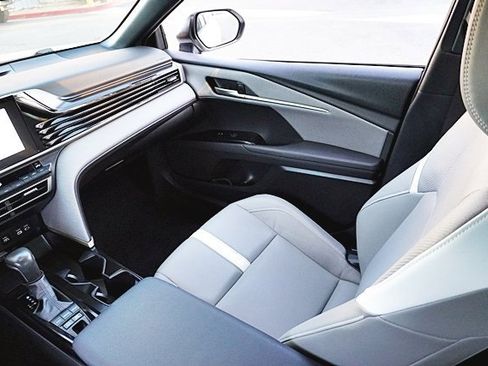 Used 2025 Toyota Camry SE image 21