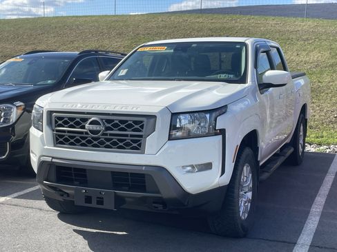 Used 2022 Nissan Frontier SV image 2