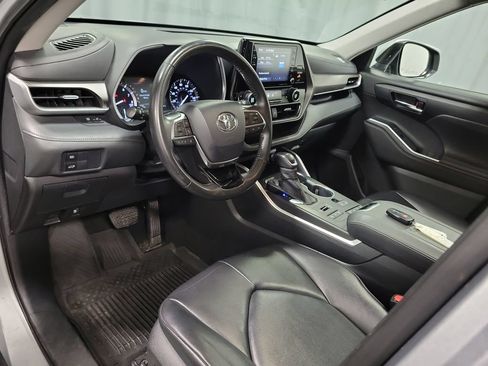 Used 2020 Toyota Highlander XLE AWD/4WD image 16