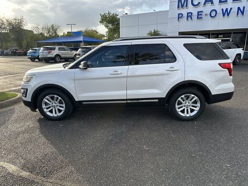 Used 2017 Ford Explorer XLT image 3