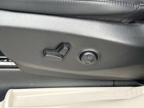 Used 2024 Chrysler Pacifica Touring-L FWD image 12