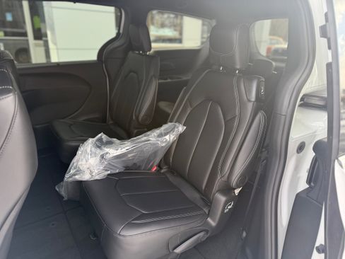 New 2026 Chrysler Pacifica Select image 12