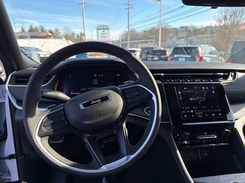 Certified 2025 Jeep Grand Cherokee L Laredo image 15