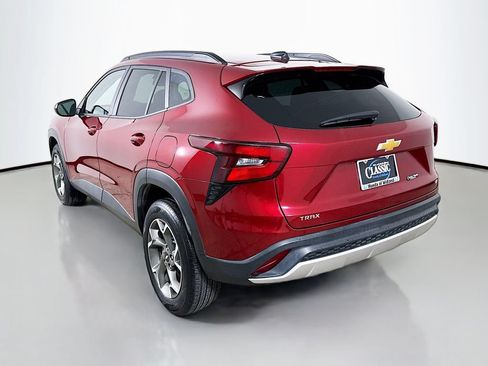 Used 2025 Chevrolet Trax LT w/ LT Convenience Package FWD image 5