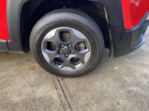 Used 2018 Jeep Renegade Latitude FWD image 25