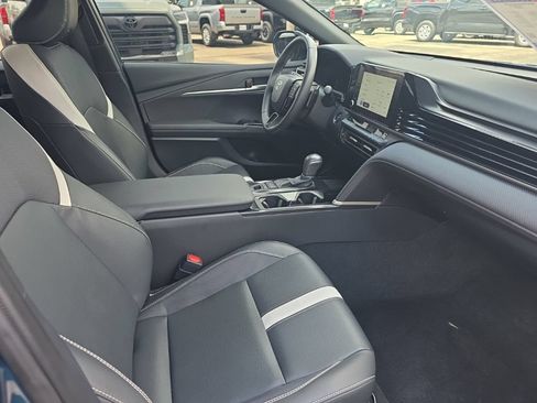 Used 2025 Toyota Camry SE w/ Convenience Package FWD image 9