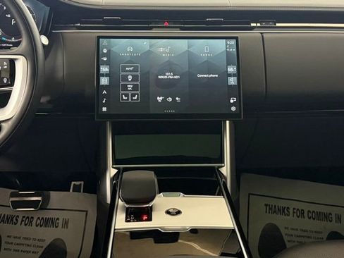 Certified 2025 Land Rover Range Rover SE image 23