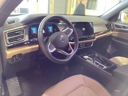 Used 2025 Volkswagen Atlas Cross Sport SE w/ Panoramic Sunroof Package image 6